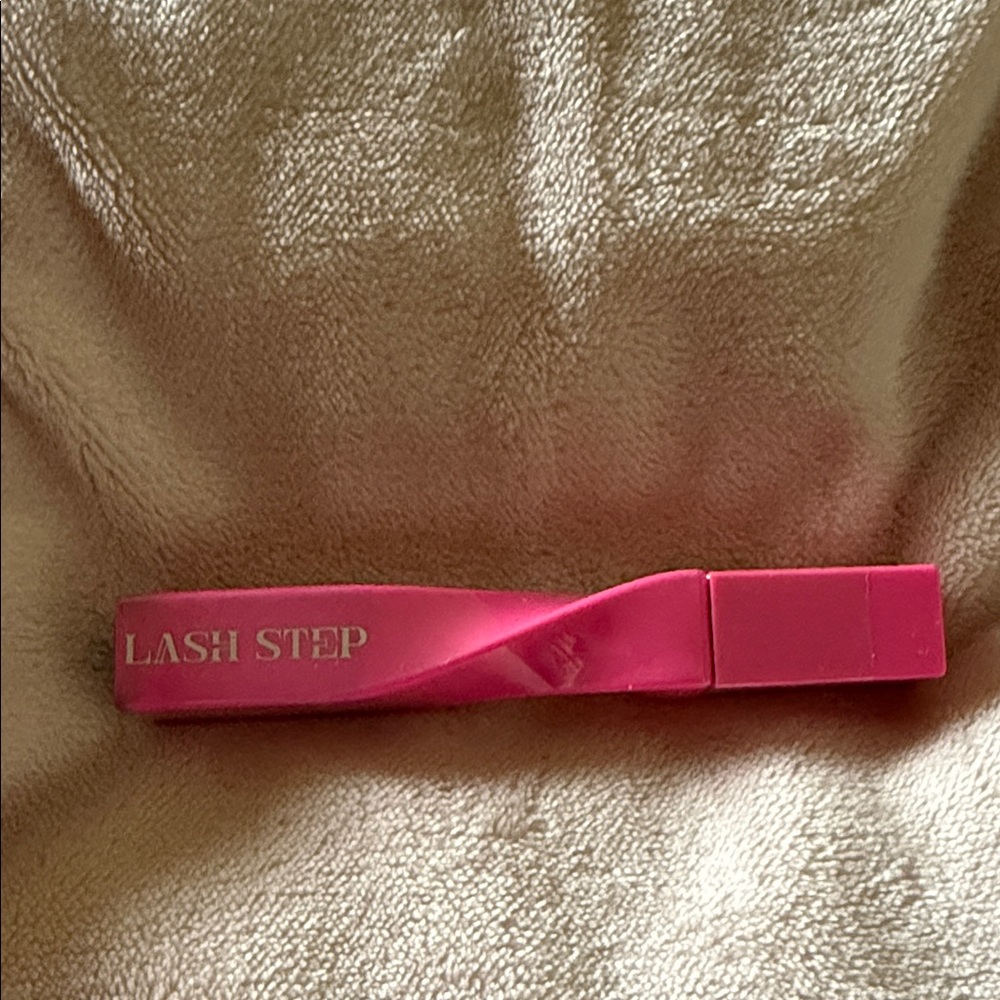 Pink Eyelash Curler